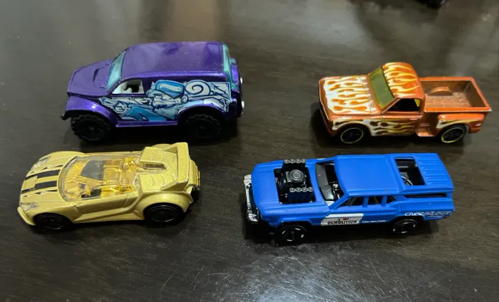 4 carrinhos Hot Wheels