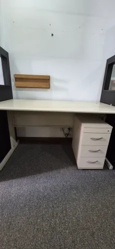 Estação de trabalho com mesa, gaveteiro e suporte para papéis e livros