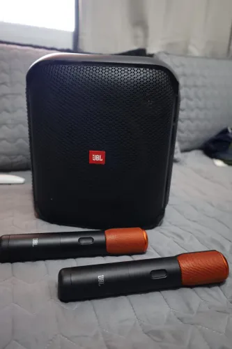 Caixa de Som JBL com 2 Microfones - Potente | Estado de Novo