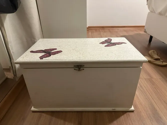 Baú de madeira branco com estampas de borboletas