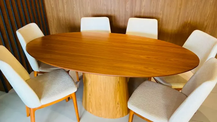 Mesa oval em madeira Freijó, nova e nunca utilizada!