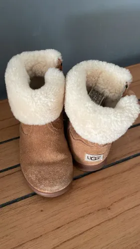 Bota infantil UGG camurça R$ 80,00