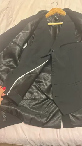 Conjunto de terno, colete e gravata pretos