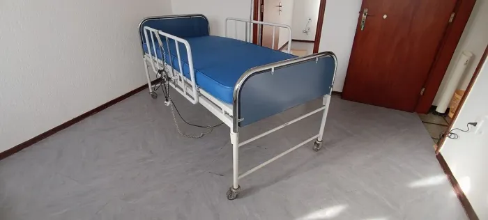 Cama Hospitalar Elétrica semi-nova.