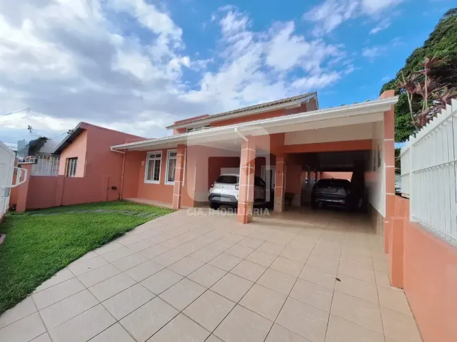 Casa com 4 quartos a venda no Sambaqui