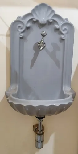 lavatório antigo modelo oratório - acompanha torneira no mesmo estilo.