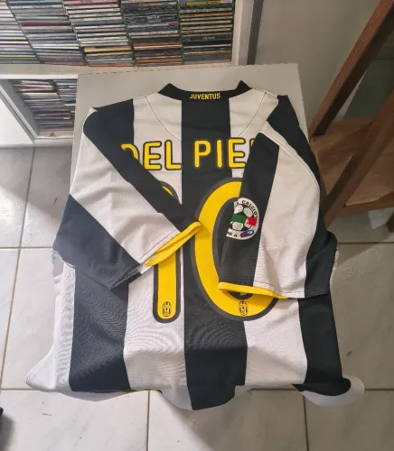 camisa titular (home) da Juventus da temporada 2008/2009, fabricada pela Nike,