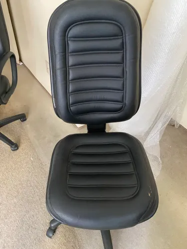 Cadeira de couro escrito