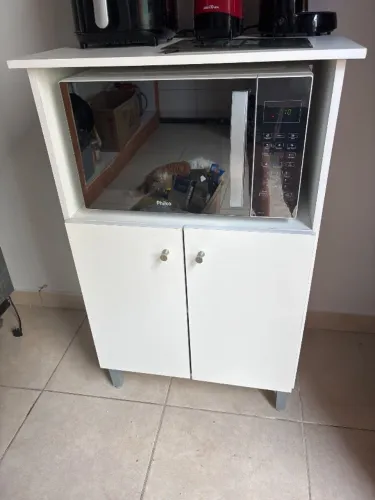 Armário de cozinha com espaço para microondas e dispensa