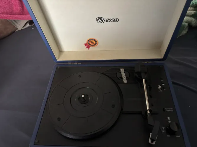 Vitrola Raveo + coleção de discos