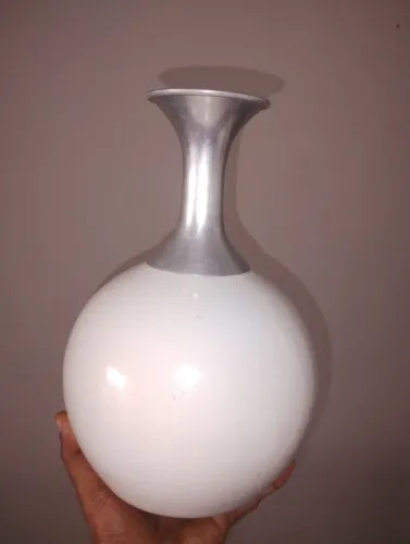 VASO DECORATIVO CERÂMICA COM GARGUELO DE ALUMÍNIO