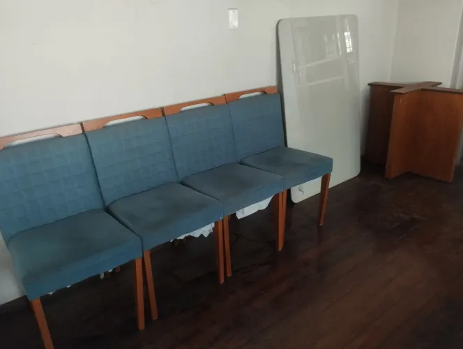 Mesa retangular laqueada com uma pequena trinca com 4 cadeiras azuis valor cr$-800.00