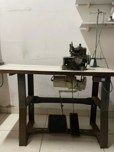 Vendo máquina de costura,  máquina com motor novo e vom mesa o calor R$ 1.300