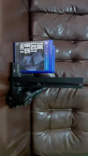 PS4 SLIM 1TB + 2 CONTROLE + BASE + THE LAST OF US 2