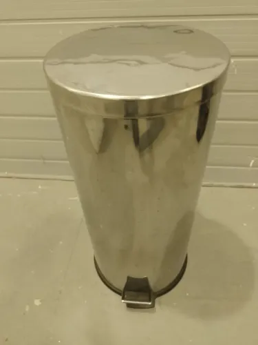 Lixeira em aço inox pedal