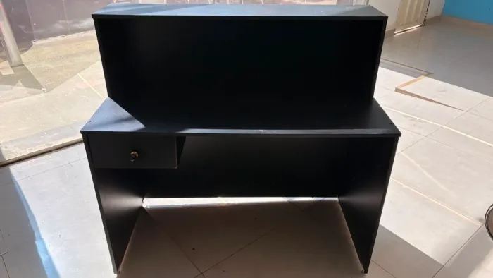 Balcão / escrivaninha/ mesa de computador