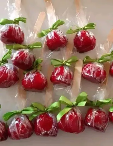 Aceitamos encomenda de maçãs do amor para festas e revenda