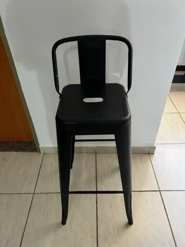 Banqueta Alta Industrial Preta em Aço 76cm com Encosto