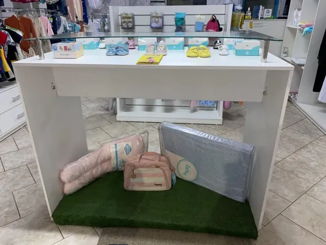 Balcão Expositor com Tampa de Vidro - Loja de Varejo