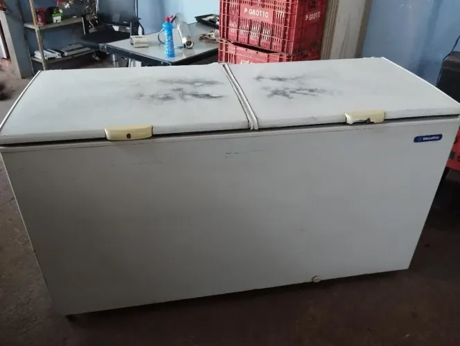 Freezer Horizontal Metalfrio Dupla Ação Grande Funcionando