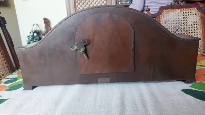 Lindo relógio antigo de corda estilo carrilhao. Vendo no estado .
