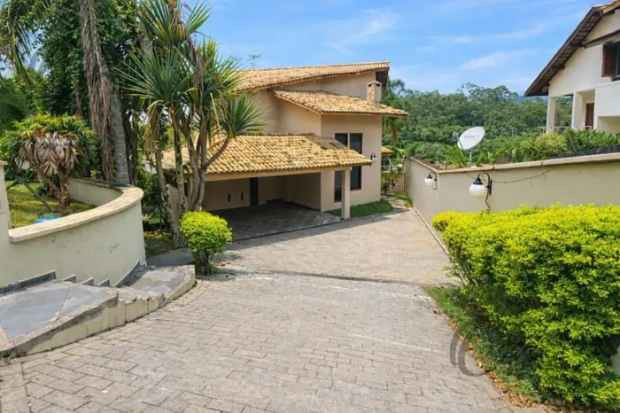 Casa 500m² em condomínio Cotia, 3 suítes, piscina, espaço gourmet, fácil acesso KM 25 Rapo