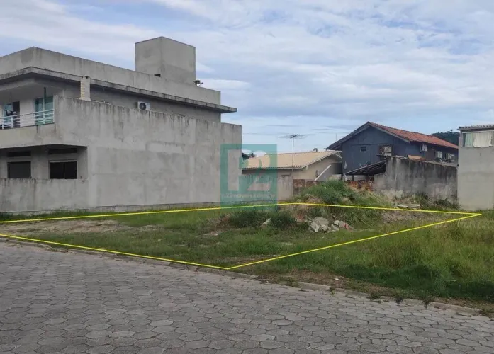 TERRENO PRONTO PARA CONSTRUIR NO BAIRRO JOSÉ AMÂNDIO EM BOMBINHAS - SC