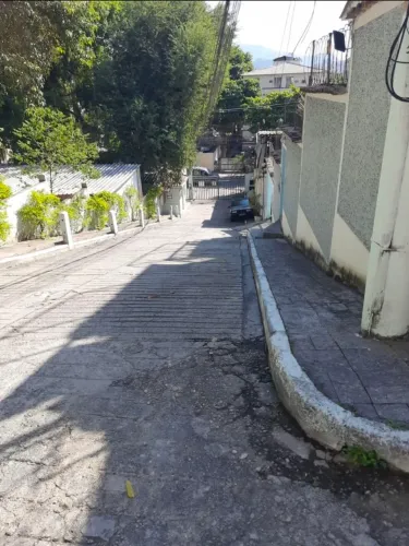 ALUGO CASA C/ ÁREA USO MISTO 