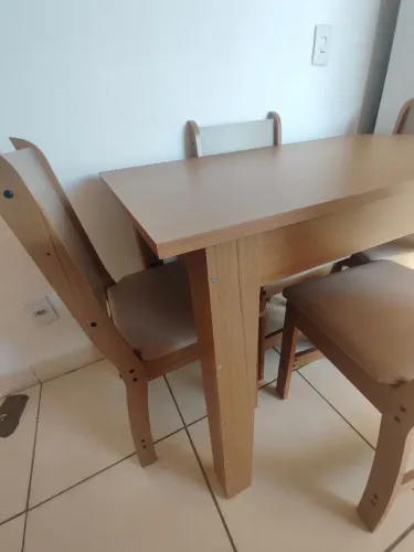 Conjunto de Mesa de Jantar com 4 Cadeiras Estofadas (Nova e Excelente Estado)
