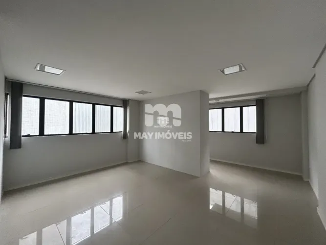 Sala comercial no centro de Itajaí, 40 m², R$390.000,00