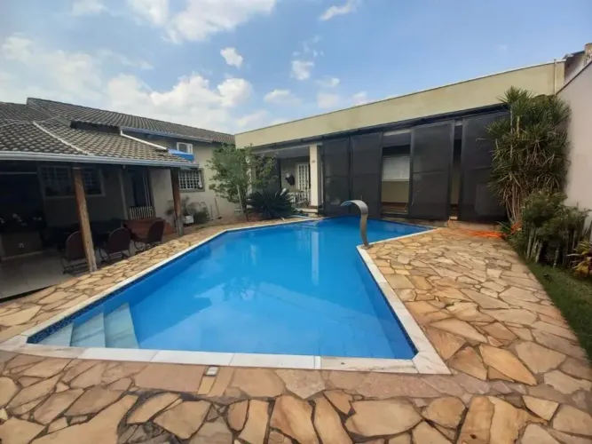 Casa para alugar com 4 quartos 3 suítes piscinas churrasqueira 3 vagas de garagens