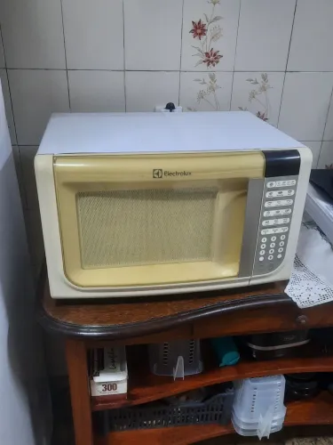 MICRO-ONDAS ELETROLUX 30 LITROS DE CAPACIDADE COR BRANCO FUNCIONANDO PERFEITAMENTE TOP