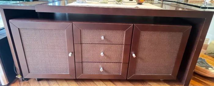Buffet de Madeira com detalhes em fibra natural