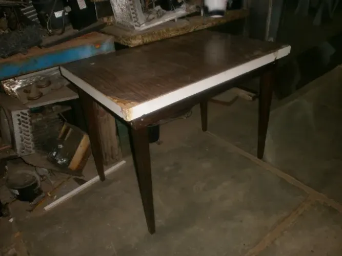 mesa de cozinha - pés de madeira e tampo de fórmica - medindo 1,10 x 70 cm