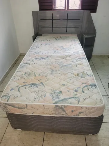 Vendo essa cama de solteiro Box com o colchão usada bem conservada