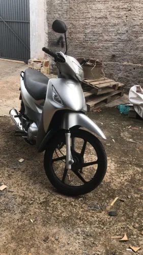 Biz 125 com Rodas