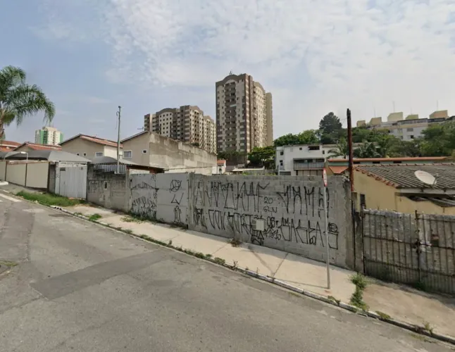Terreno na Rua Vilar do Paraíso, 105 560 m²