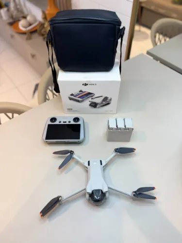 DJI Mini 3 + DJI RC com Tela + 3 Baterias - Estado de Novo