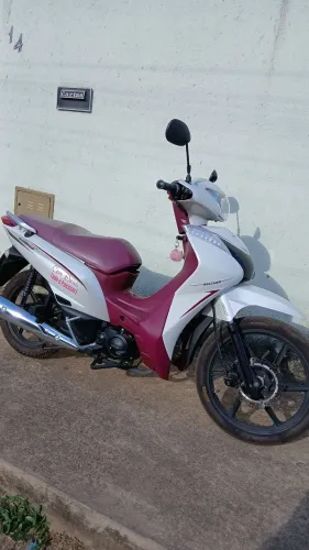 A moto está em ótimo estado 5 mes de uso ,muito boa econômica,