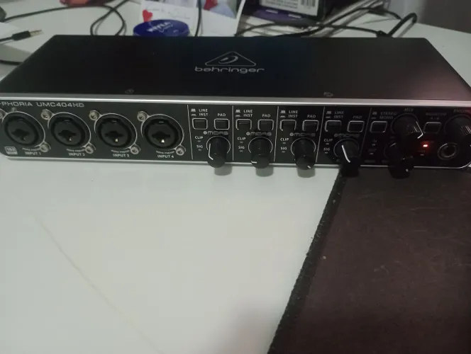 Interface de áudio behringer 4 canais