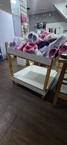 Mesa expositora Loja promoção MDf com rodinhas