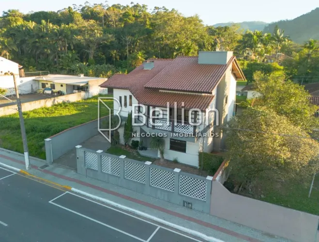 Casa Semi Mobiliada à Venda em Rio dos Cedros | Piscina, Suíte com Hidromassagem e 219 m²