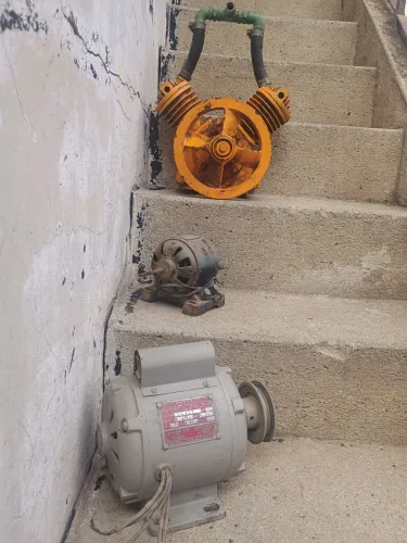 Motor Elétrico Antigo + Cabeçote de Compressor + Motor Pequeno - Valor a Combinar