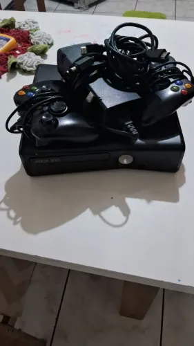 Vendo Xbox 360 bloqueado com dois controles