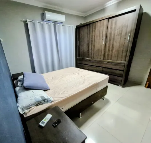 Jogo de Quarto Completo (Cama, guarda roupas e mesas de cabeceira)