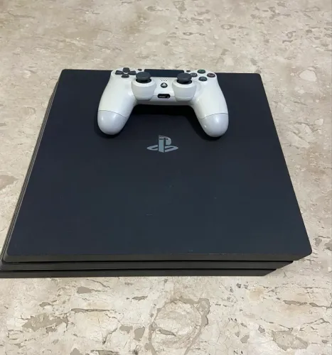 PS4 PRO + 1 CONTROLE