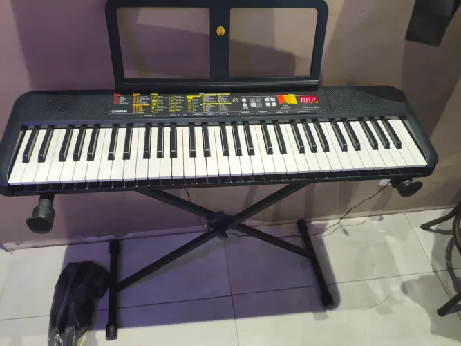 Teclado musical Yamaha PRS - F52 Com rack e capa