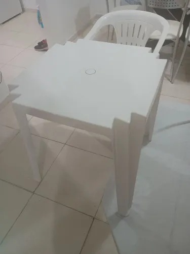 Mesa e cadeiras plástica