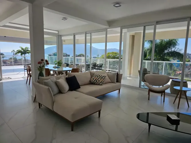 Ubatuba/ Barra da Lagoa- Cobertura de 500m2 com 3 suites, sala/cozinha integradas, 3 vgs g