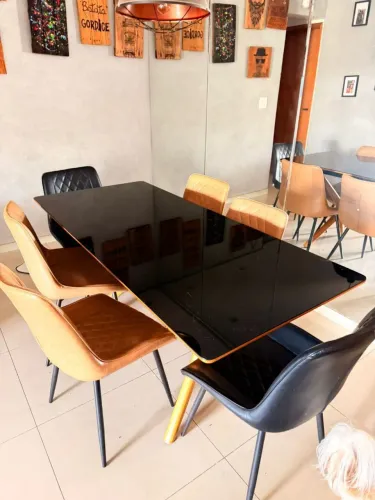 Mesa de vidro e cadeiras de couro